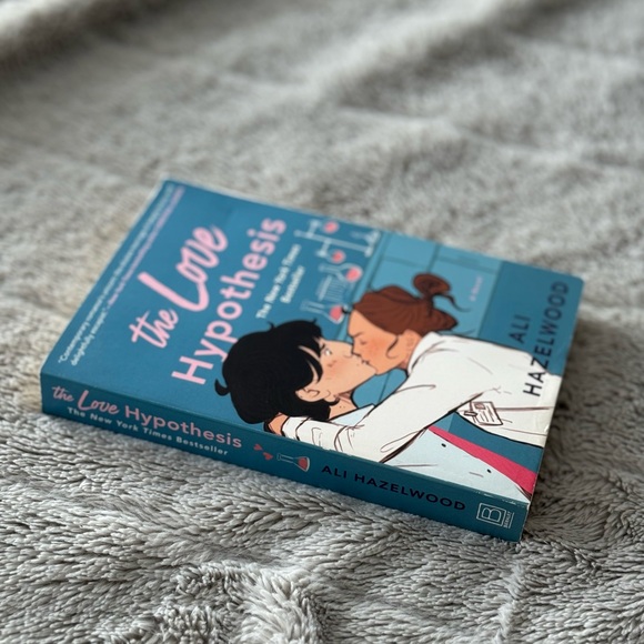 The Love Hypothesis by Ali Hazelwood - Picture 3 of 3